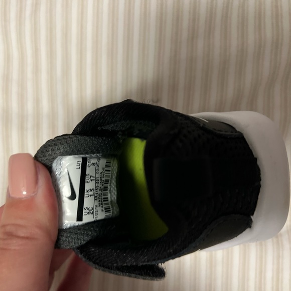 Nike boys size 2 black sneakers - Picture 4 of 4